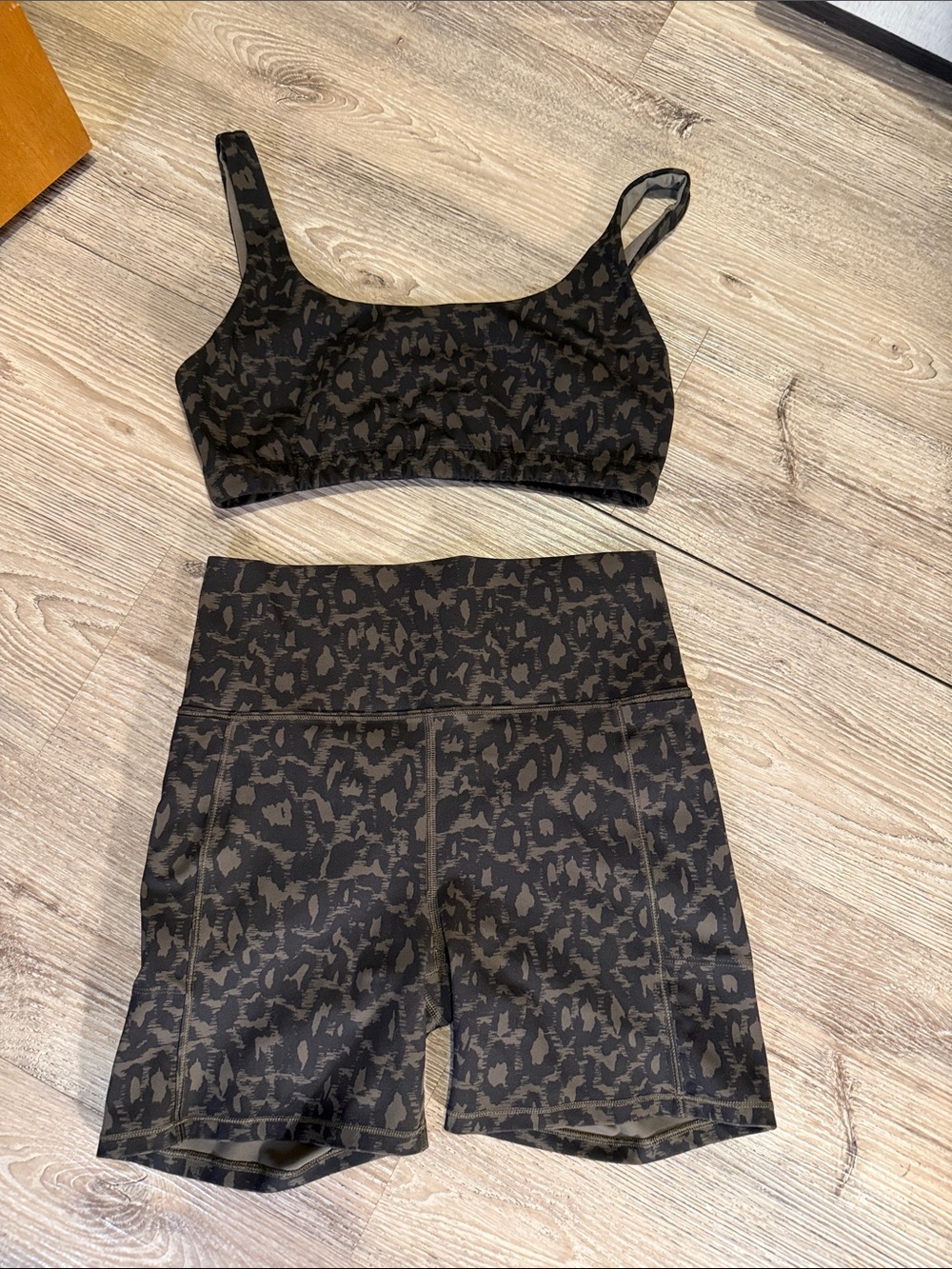 Vuori Matching Sports Bra Biker Shorts Set Black Brown Size Medium